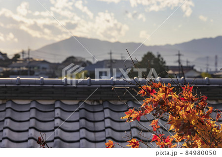 横浜郊外の高台から見える街並みと山 横浜郊外の高台から見える街並みと山 84980050