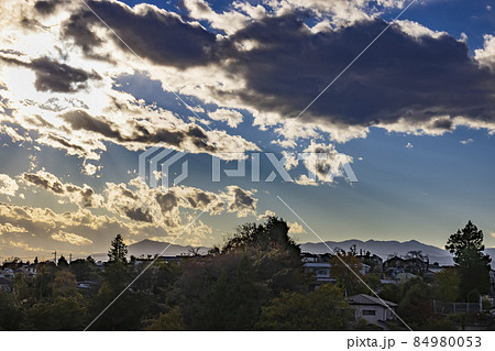 横浜郊外の高台から見える街並みと山 横浜郊外の高台から見える街並みと山 84980053