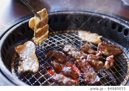炭火で焼く美味しそうな肉 84980055
