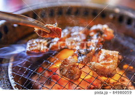 炭火で焼く美味しそうな肉 84980059