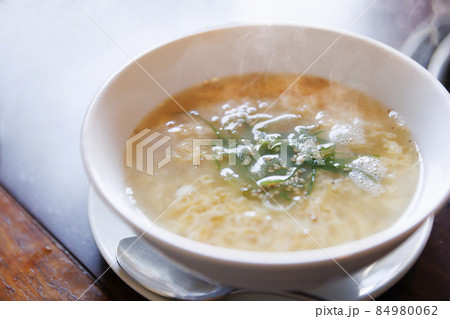 温かくておいしそうな卵スープ 84980062
