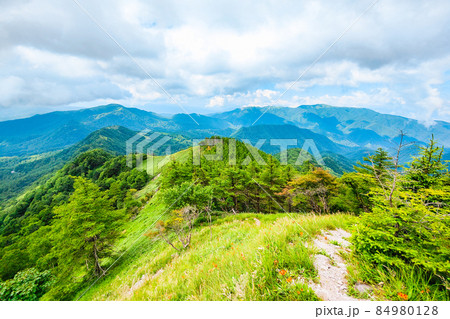 信州ビーナスライン・茶臼山登山（扉峠コース）　登山道から車山方面の眺め 84980128