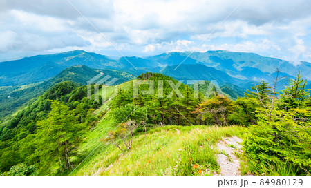 信州ビーナスライン・茶臼山登山(扉峠コース) 登山道から車山方面の眺め 信州ビーナスライン・茶臼山登山(扉峠コース) 登山道から車山方面の眺め 84980129