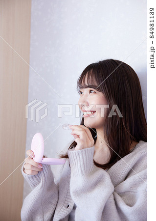 マウスピース矯正を付ける女性 84981189