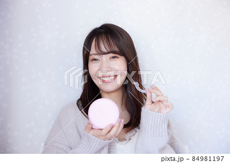 マウスピース矯正を付ける女性 マウスピース矯正を付ける女性 84981197