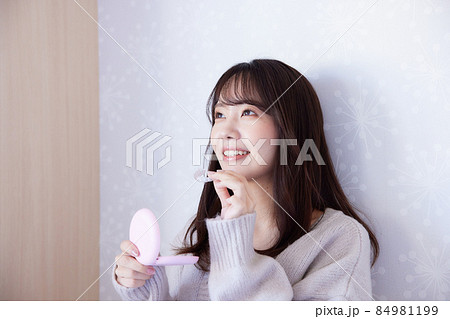 マウスピース矯正を付ける女性 84981199