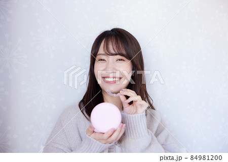 マウスピース矯正を付ける女性 マウスピース矯正を付ける女性 84981200