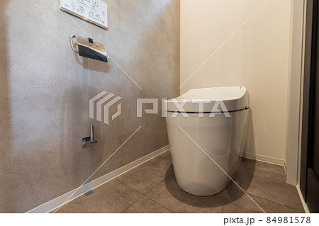 オシャレな新居のトイレ 84981578