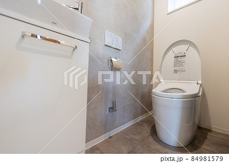 オシャレな新居のトイレ 84981579