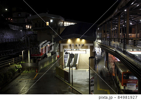 夜の箱根湯本駅にて 84981927