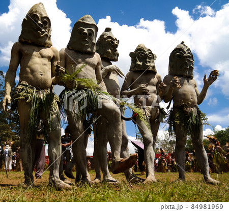 Asaro Mudman tribe man in Mount Hagen festival, Papua New Guinea Asaro Mudman tribe man in Mount Hagen festival, Papua New Guinea 84981969