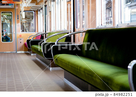 電車　車内 84982251
