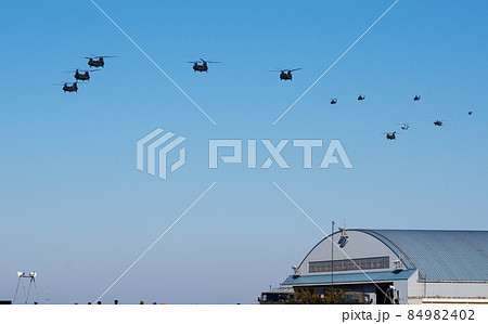 木更津駐屯地上空を通過するヘリコプターの編隊 84982402