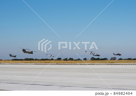 木更津駐屯地から離陸するヘリコプターの編隊 84982404