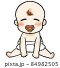 座って笑っているおしゃぶりを付けた赤ちゃん 84982505