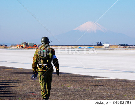 木更津駐屯地の自衛隊員と富士山（千葉県木更津市） 84982793