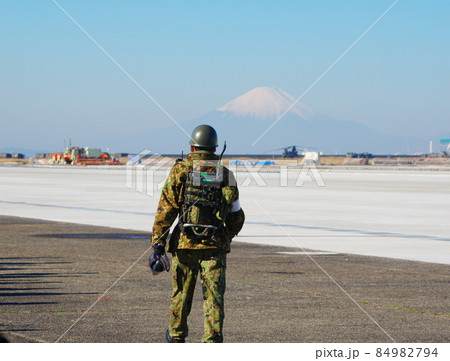 木更津駐屯地の自衛隊員と富士山 木更津駐屯地の自衛隊員と富士山 84982794