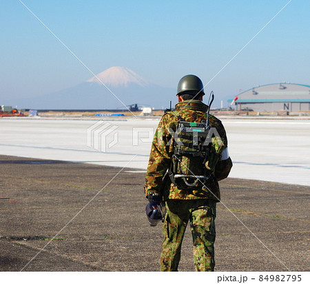 木更津駐屯地の自衛隊員と富士山 84982795