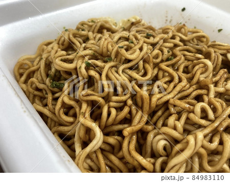 家庭で食べる「カップ焼きそば」 84983110
