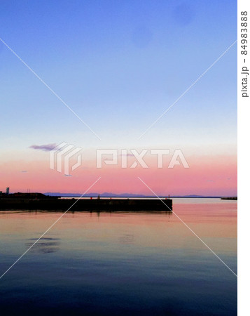 小樽港シンメトリックでトリコロールカラーの夕景 小樽港シンメトリックでトリコロールカラーの夕景 84983888