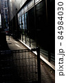 逆光が射すビル 84984030