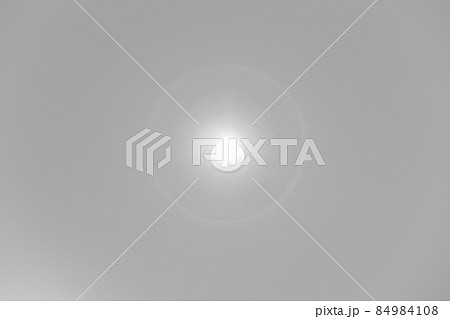 天井に取り付けられたスポットライト 84984108