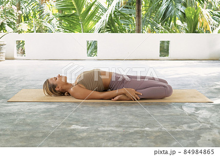 Woman Practicing Advanced Yoga on Organic Mat.の写真素材 [84984865] - PIXTA