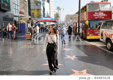 アメリカ、ロサンゼルスのハリウッドを観光する若い日本人女性 アメリカ、ロサンゼルスのハリウッドを観光する若い日本人女性 84985026