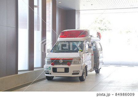 病院に到着した救急車 84986009