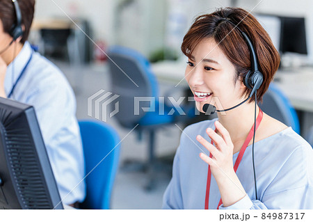 テレホンオペレーター  ビジネスシーン 84987317