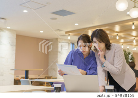 打ち合わせをする若い女性 84988159