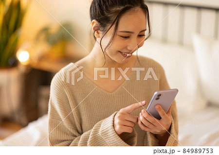 部屋でリラックスする可愛い女性 部屋でリラックスする可愛い女性 84989753