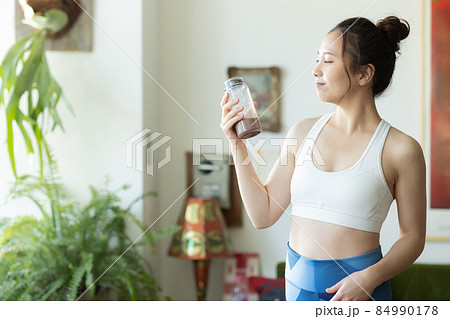 部屋で体を鍛えるかわいい女性 84990178