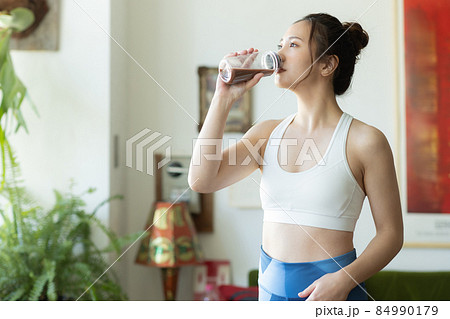 部屋で体を鍛えるかわいい女性 部屋で体を鍛えるかわいい女性 84990179