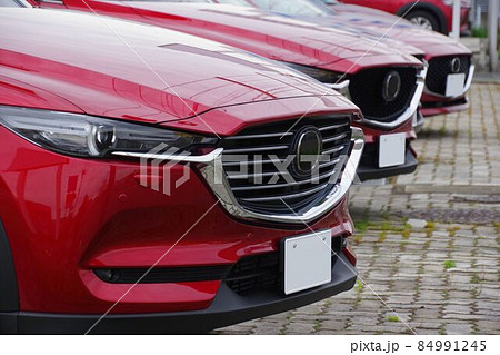 自動車イメージ　販売店に並ぶマツダ車 84991245