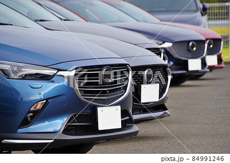 自動車イメージ　販売店に並ぶマツダ車 84991246