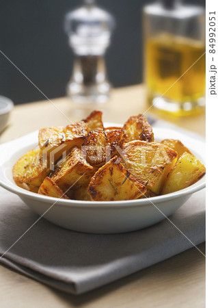 Roasted potatoes on the baking sheet with garlic and rosemary 84992051