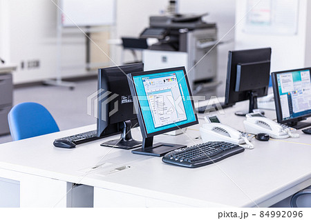 無人のオフィス内観 84992096