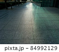 逆光で輝く路面 84992129