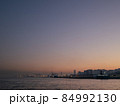 夕暮れの東京湾岸の埠頭 84992130