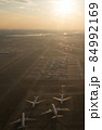 夕暮れの滑走路に駐機したままの航空機 84992169