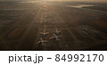 夕暮れの滑走路に駐機したままの航空機 84992170
