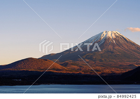 夕暮れの本栖湖と富士山の絶景 84992425