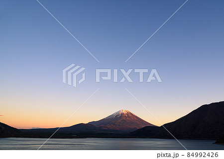 夕暮れの本栖湖と富士山の絶景 84992426