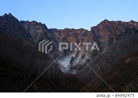 夜明けの谷川岳一ノ倉沢・絶景 84992475