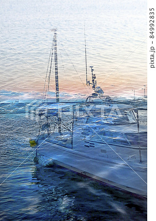 海面に映る漁船 84992835