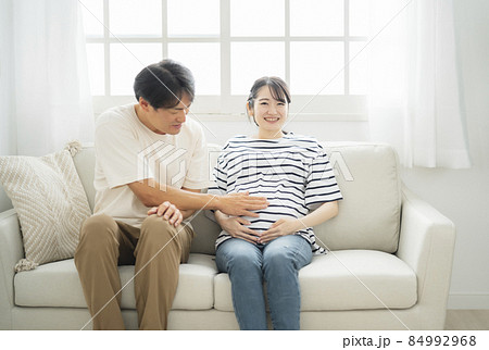妊婦のお腹を触る男性（カップル・夫婦） 84992968