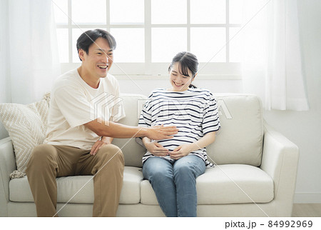 妊婦のお腹を触る男性（カップル・夫婦） 84992969