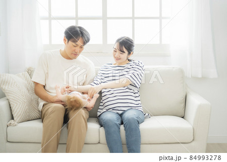 マタニティ教室でおむつ替えの練習をする男女 84993278