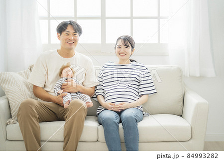 マタニティ教室で人形を使って育児トレーニングする男女 84993282